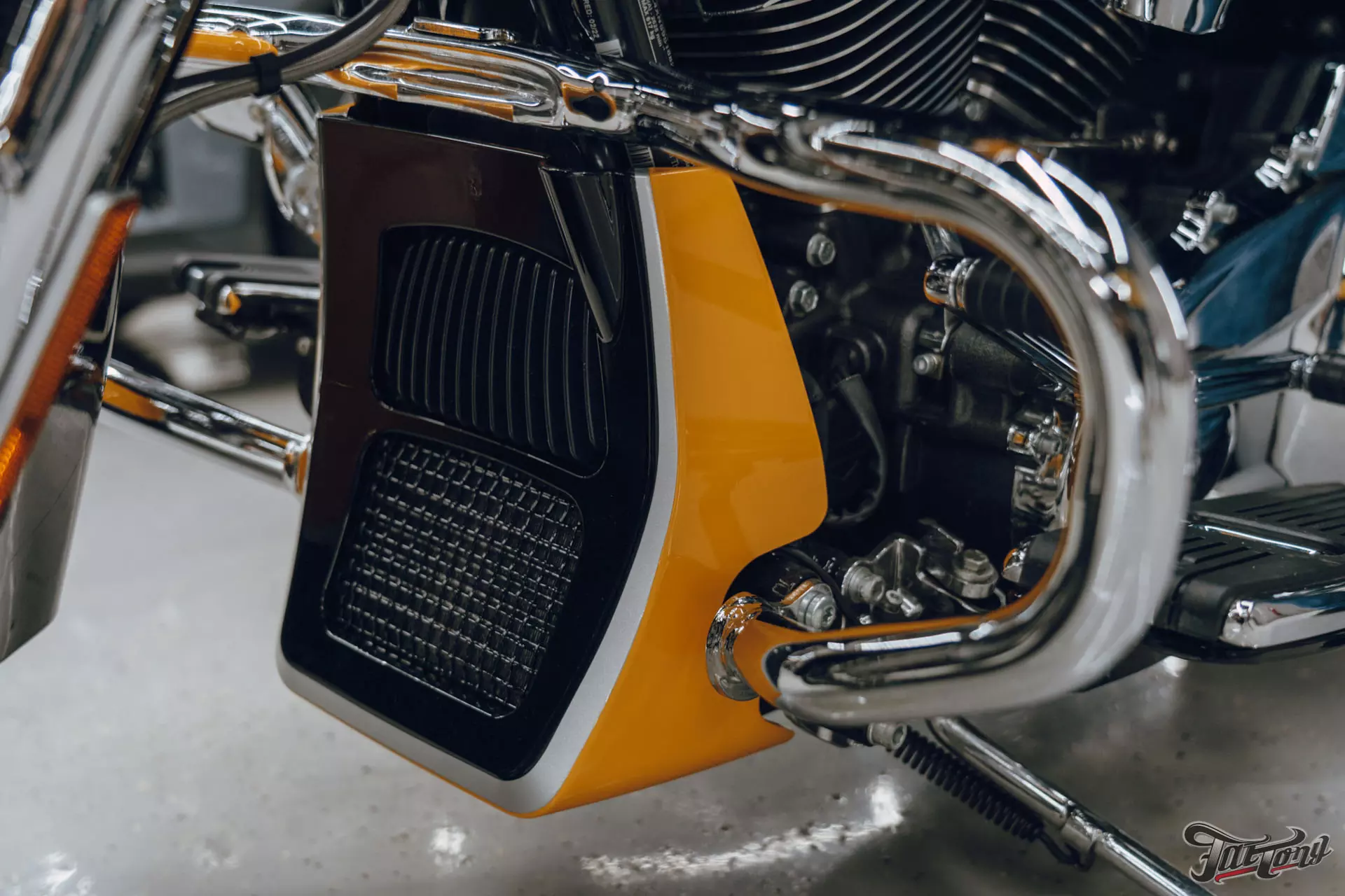 Оклейка эксклюзивного Harley-Davidson Electra Glide в глянцевый полиуретан